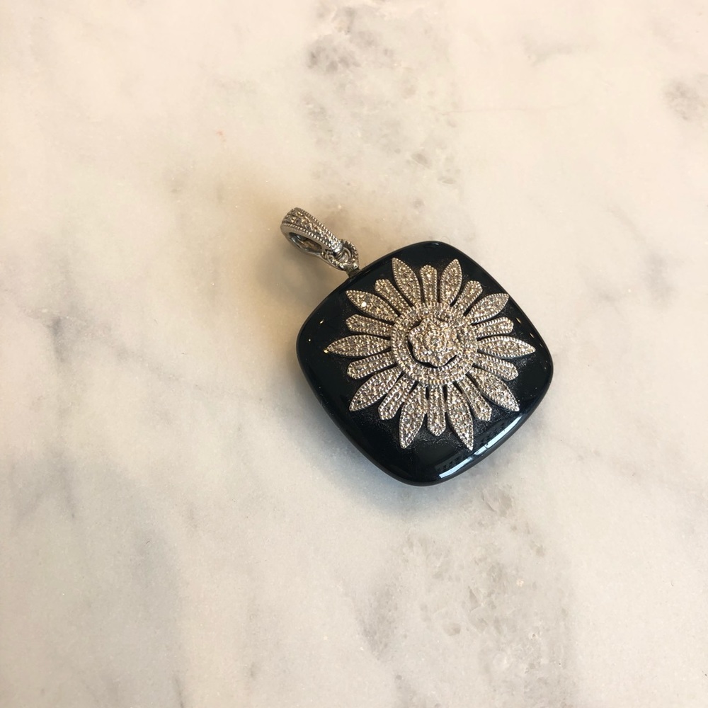 Black pendant with diamonds & filigree in silver